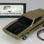 DODGE CHARGER 1974 KEYRING 1/56 SCALE GOLD & BLACK