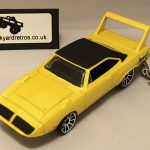 PLYMOUTH ROADRUNNER SUPERBIRD 1970 KEYRING 1/56 SCALE YELLOW