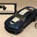 CHEVROLET CAMARO 2012 KEYRING 1/56 SCALE BLUE & WHITE