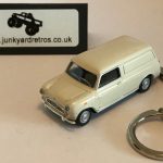 MINI MINIVAN CLASSIC  KEYRING / KEYCHAIN 1/72 OLD ENGLISH WHITE