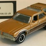Oldsmobile vista cruiser 1971 Keyring Keychain 1/56 Scale GOLD & WOOD