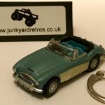 AUSTIN HEALEY 3000 ROOF DOWN KEYRING / KEYCHAIN 1/72 SCALE BLUE & IVORY