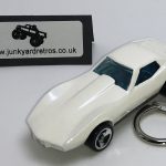 CHEVROLET CORVETTE 1975 KEYRING 1/56 SCALE WHITE