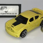 DODGE CHARGER SRT8 2006 KEYRING 1/56 SCALE YELLOW
