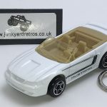 FORD MUSTANG CONVERTIBLE 1999 HW KEYRING / KEYCHAIN 1/56 SCALE WHITE