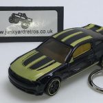 FORD MUSTANG GT 2010 KEYRING / KEYCHAIN 1/56 SCALE BLACK & YELLOW