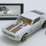 FORD MUSTANG SHELBY GT500 1968 FASTBACK KEYRING / KEYCHAIN 1/56 SCALE WHITE & GOLD