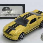 FORD MUSTANG SHELBY GT500 2010 KEYRING / KEYCHAIN 1/56 SCALE YELLOW & BLACK