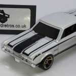 OLDSMOBILE 442 1967 KEYRING 1/56 SCALE WHITE & BLACK
