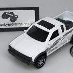 NISSAN DATSUN D21 CLASSIC PICK UP TRUCK 1995 KEYRING / KEYCHAIN 1/56 SCALE WHITE