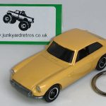 MG MGB GT 1971 COUPE CLASSIC KEYRING / KEYCHAIN 1/56 SCALE YELLOW