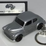MORRIS MINOR SALOON KEYRING / KEYCHAIN 1/56 SCALE SILVER