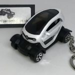 RENAULT TWIZY KEYRING / KEYCHAIN 1/56 SCALE WHITE
