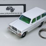 JEEP WAGONEER 1964 KEYRING / KEYCHAIN 1/56 SCALE WHITE