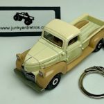 DODGE V-SERIES PICK UP 1940 KEYRING 1/56 SCALE BIEGE & CREAM
