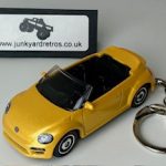 VW VOLKSWAGEN BEETLE CABRIOLET 2019 KEYRING / KEYCHAIN 1/56 SCALE YELLOW