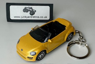 VW VOLKSWAGEN BEETLE CABRIOLET 2019 KEYRING / KEYCHAIN 1/56 SCALE YELLOW