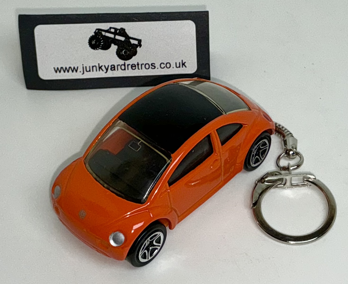 VW VOLKSWAGEN BEETLE 2010 KEYRING / KEYCHAIN 1/56 SCALE ORANGE & BLACK