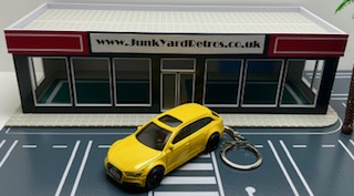 AUDI RS6 AVANT 2017 KEYRING KEYCHAIN 1/56 YELLOW