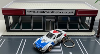 FERRARI 365 GTB4 C KEYRING / KEYCHAIN 1/56 SCALE WHITE