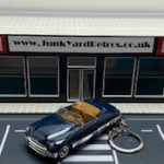 KURTIS SPORTS CAR 1949 KEYRING / KEYCHAIN 1/56 SCALE BLUE